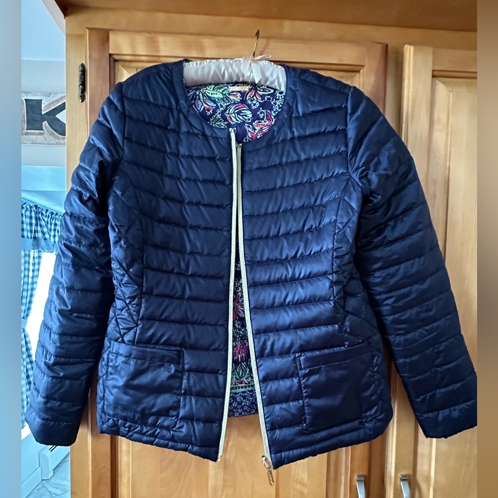 Women's Lilly Pulitzer puff down jacket in navy, and reversible size M